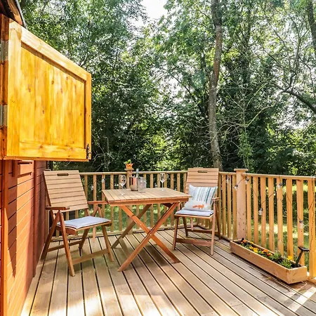 The Foxes Den Shepherds Hut *