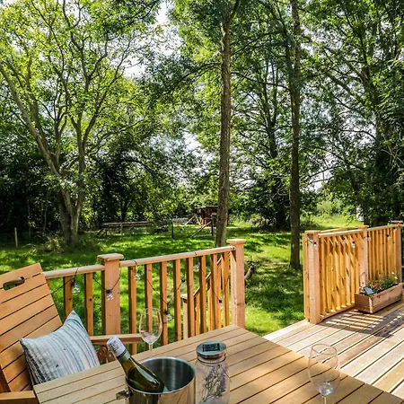 The Foxes Den Shepherds Hut *