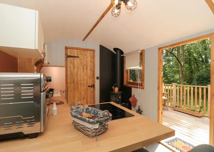 The Foxes Den Shepherds Hut