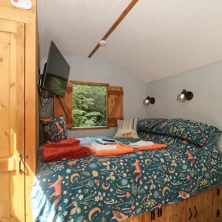 The Foxes Den Shepherds Hut
