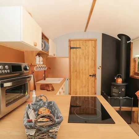 The Foxes Den Shepherds Hut * Bristol