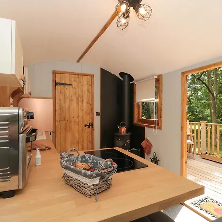 The Foxes Den Shepherds Hut